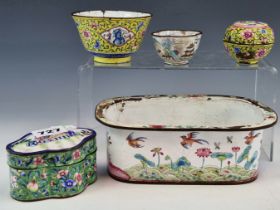 PEKIN ENAMEL WARES: TO INCLUDE AND RECTANGULAR PLANTER. W 18cms. TWO TEA BOWLS AND TWO COVERED