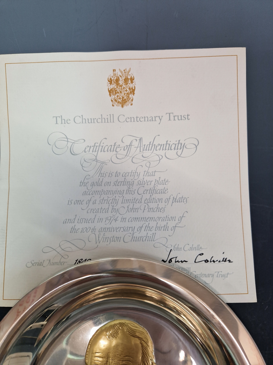 A BOXED SILVER 1974 JOHN PINCHES CHURCHILL CENTENARY PLATE WITH CERTIFICATE NO 1849, THE CENTRAL - Image 3 of 7