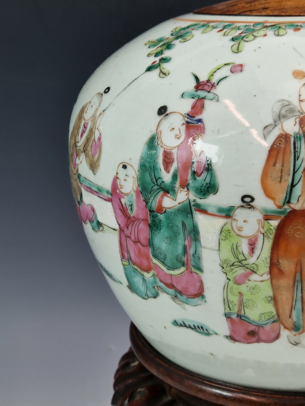 A CHINESE FAMILLE VERT SQUAT FORM JAR DECORATED WITH FAMILY SCENE. AND STANDING ON A CARVED WOODEN - Image 4 of 19