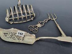 A SILVER 7 BAR TOAST RACK, A FIDDLE PATTERN FISH SLICE. A PAIR OF SCISSOR ACTION SUGAR TONGS