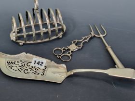 A SILVER 7 BAR TOAST RACK, A FIDDLE PATTERN FISH SLICE. A PAIR OF SCISSOR ACTION SUGAR TONGS