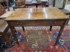 AN EARLY 20th C. PILLMAN & CO. MAHOGANY WRITING TABLE, THE SINGLE DRAWER FLANKED BY DRAW OUT