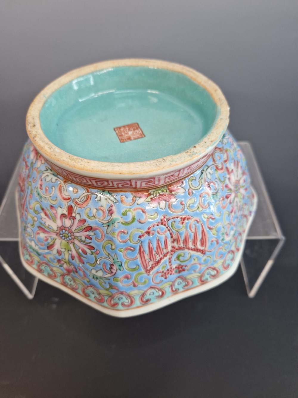 A CANTON OCTAGONAL BLUE GROUND BOWL, THE EXTERIOR PAINTED WITH PHOENIX ALTERNATING WITH LOTUS - Image 6 of 24