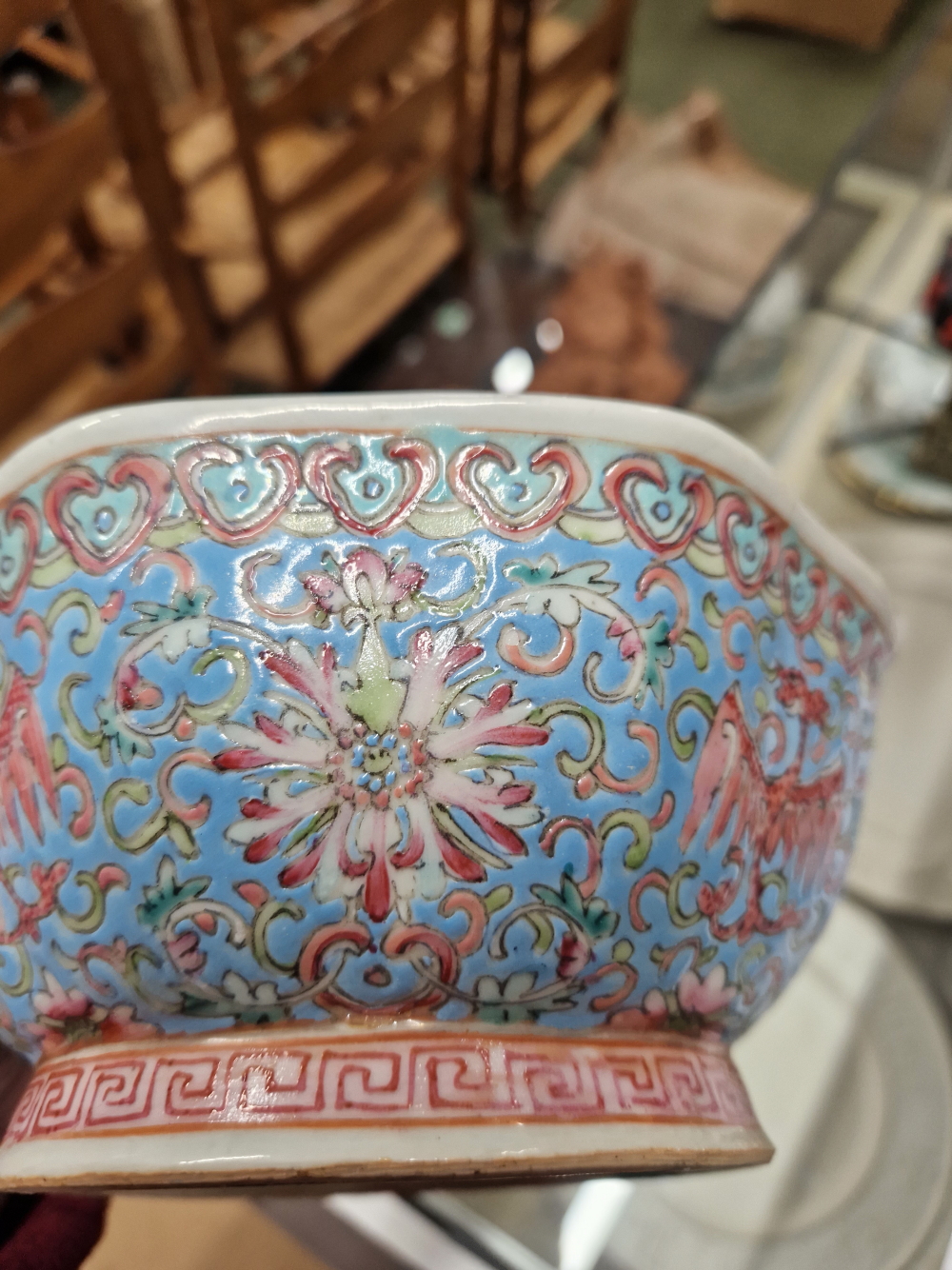 A CANTON OCTAGONAL BLUE GROUND BOWL, THE EXTERIOR PAINTED WITH PHOENIX ALTERNATING WITH LOTUS - Image 23 of 24