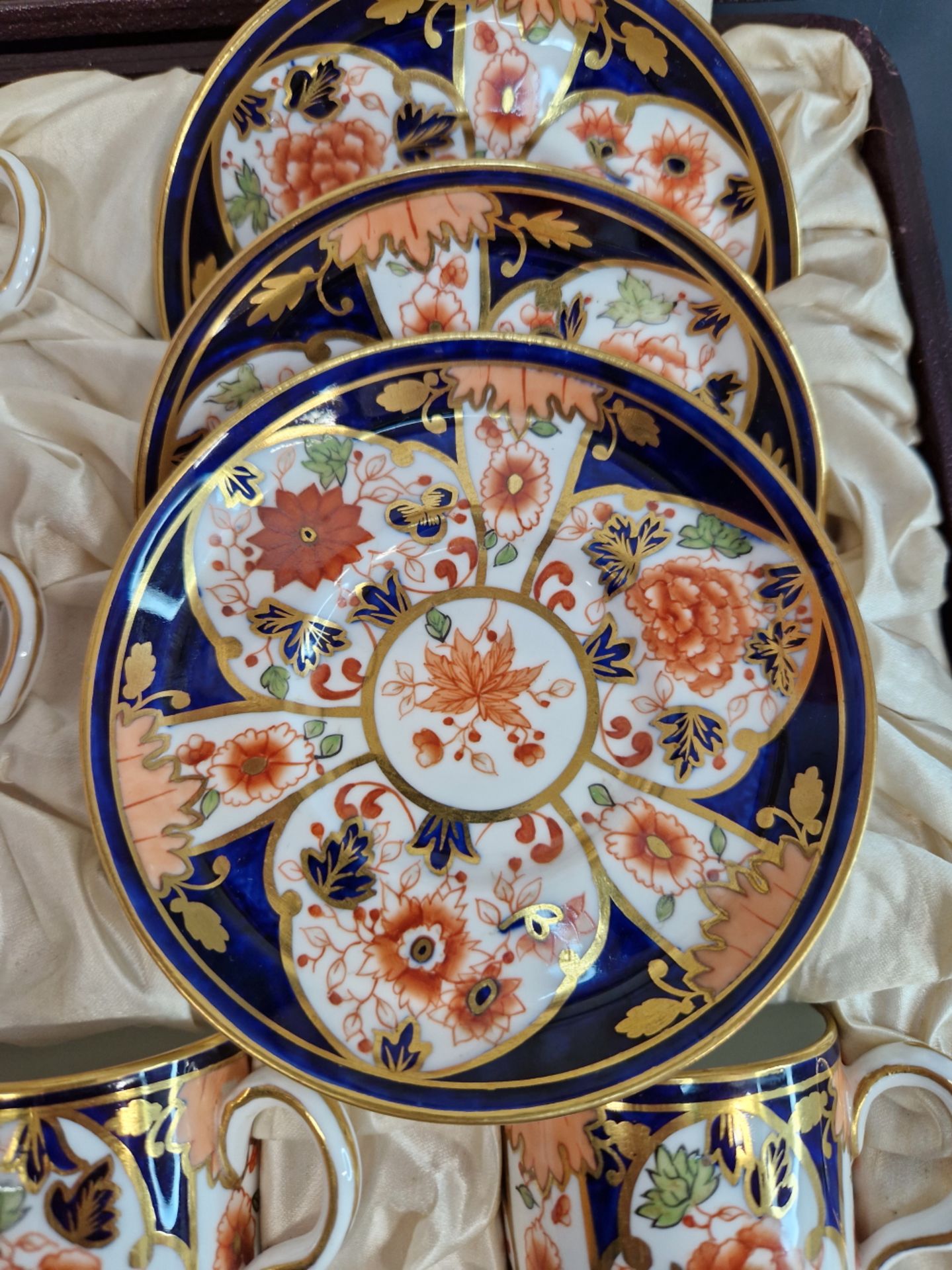 A CASED SET OF SIX CROWN DERBY 6041 IMARI PALETTE COFFEE CANS AND SAUCERS - Image 5 of 6
