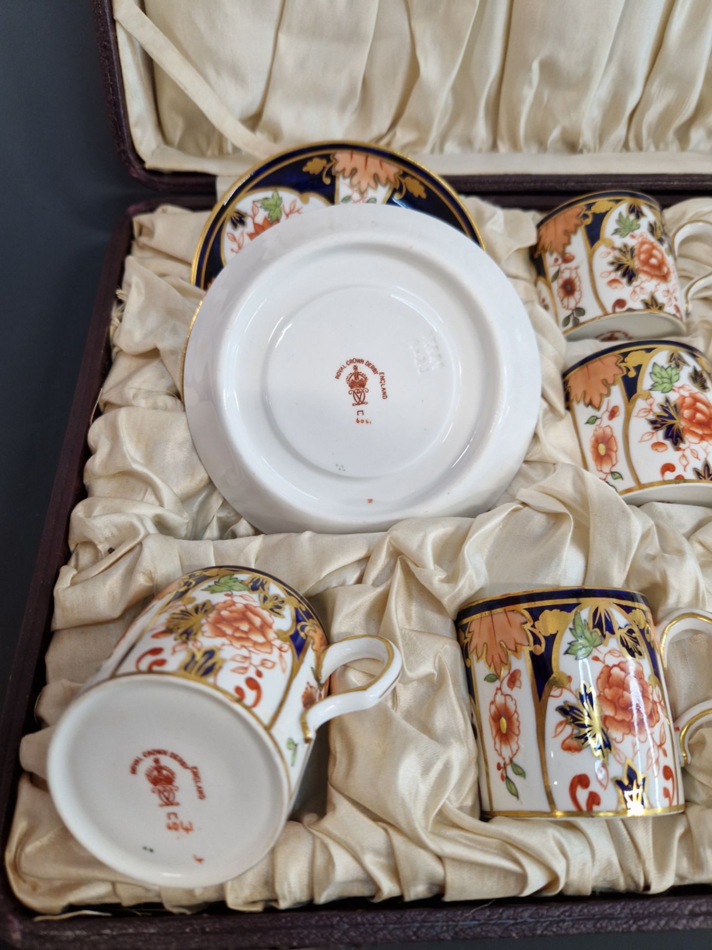 A CASED SET OF SIX CROWN DERBY 6041 IMARI PALETTE COFFEE CANS AND SAUCERS - Image 4 of 6