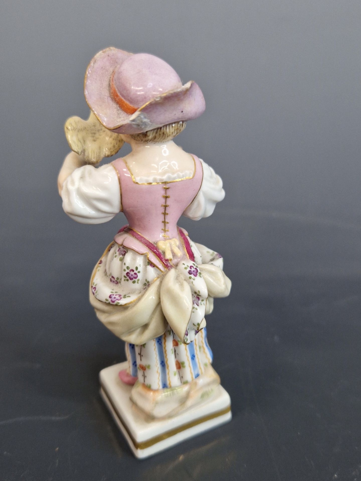 MEISSEN- A SMALL ANTIQUE FUGURINE OF GIRL HOLDING A BIRD. 10 cm HIGH. - Image 3 of 5