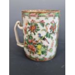 A 19TH CENTURY CHINESE FAMILLE ROSE SMALL CIDER MUG, WITH SHALLOW ENTWINED HANDLE. 11 cm HIGH.