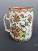 A 19TH CENTURY CHINESE FAMILLE ROSE SMALL CIDER MUG, WITH SHALLOW ENTWINED HANDLE. 11 cm HIGH.