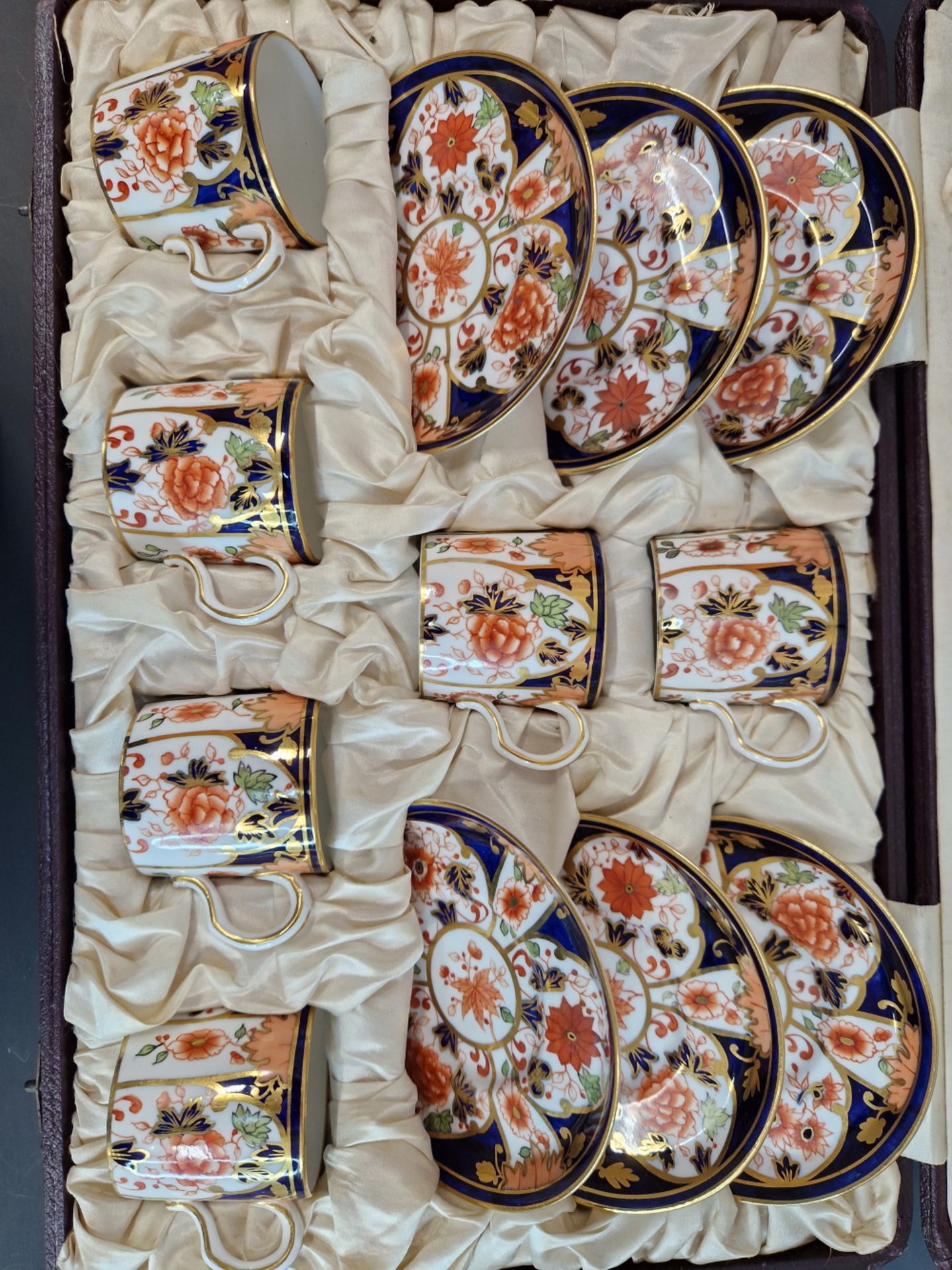 A CASED SET OF SIX CROWN DERBY 6041 IMARI PALETTE COFFEE CANS AND SAUCERS - Image 2 of 6