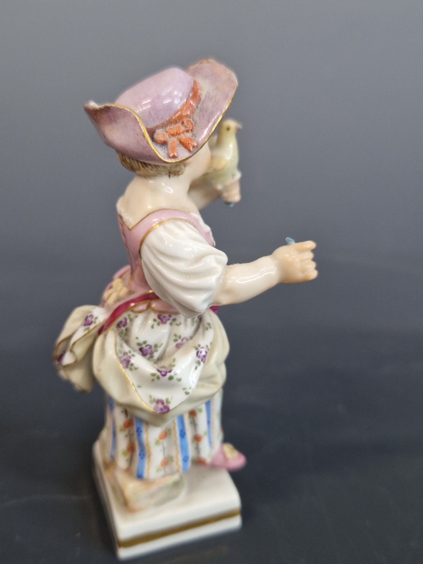 MEISSEN- A SMALL ANTIQUE FUGURINE OF GIRL HOLDING A BIRD. 10 cm HIGH. - Image 4 of 5