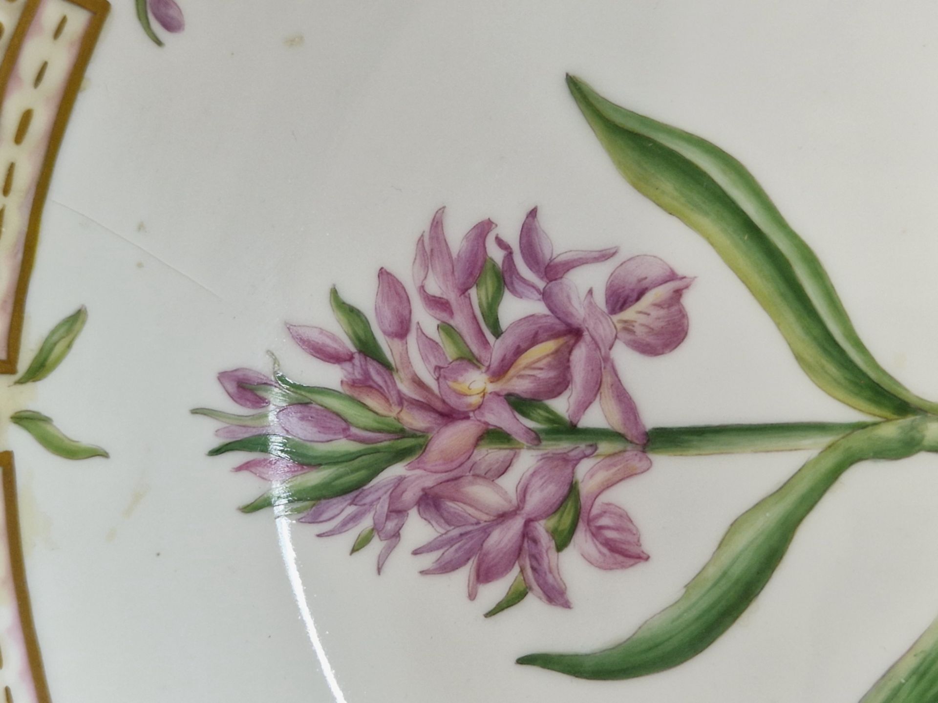 A ROYAL COPENHAGEN BOTANICAL SHALLOW BOWL PAINTED WITH AN ORCHID WITHIN THE GILT SERRATED RIM. - Image 3 of 7
