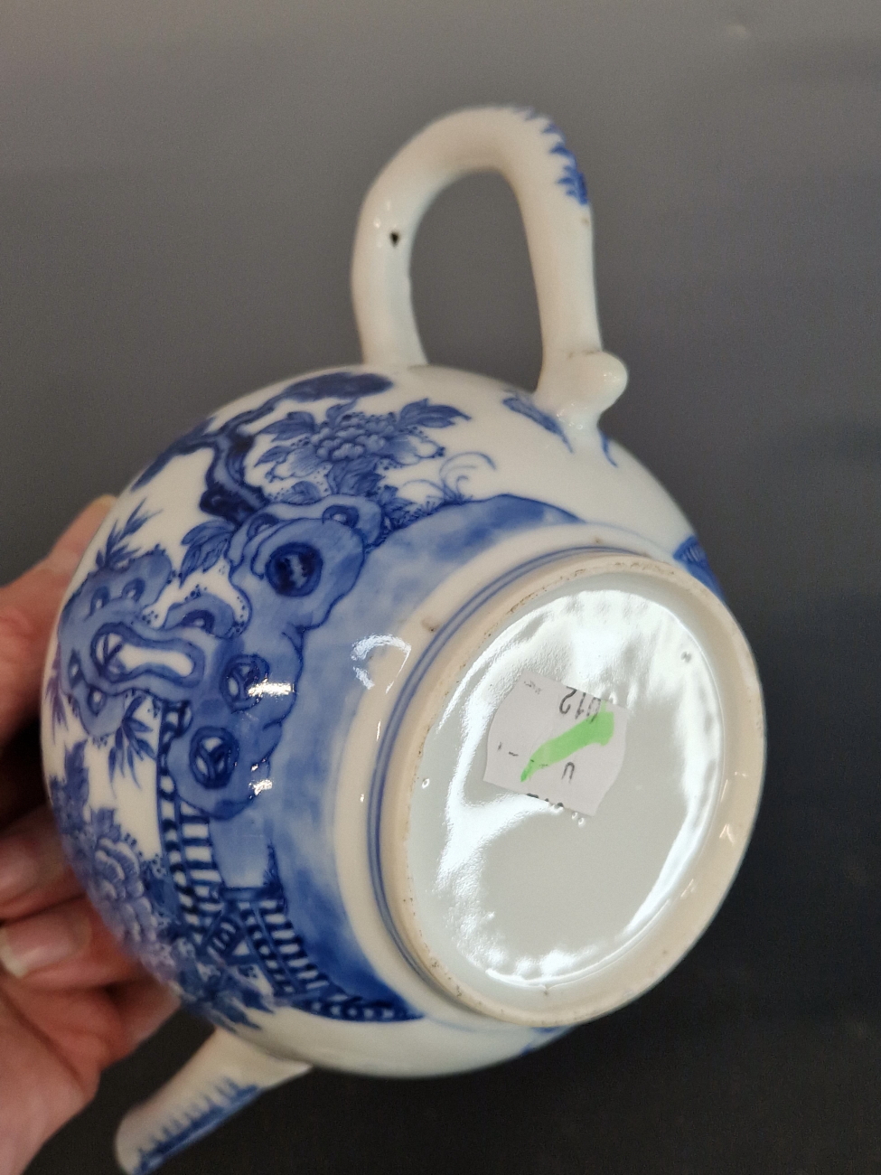 A CHINESE BLUE AND WHITE TEA POT AND COVER PAINTED ON EACH SIDE WITH PINE AND PEONY GROWING BY A - Image 5 of 5