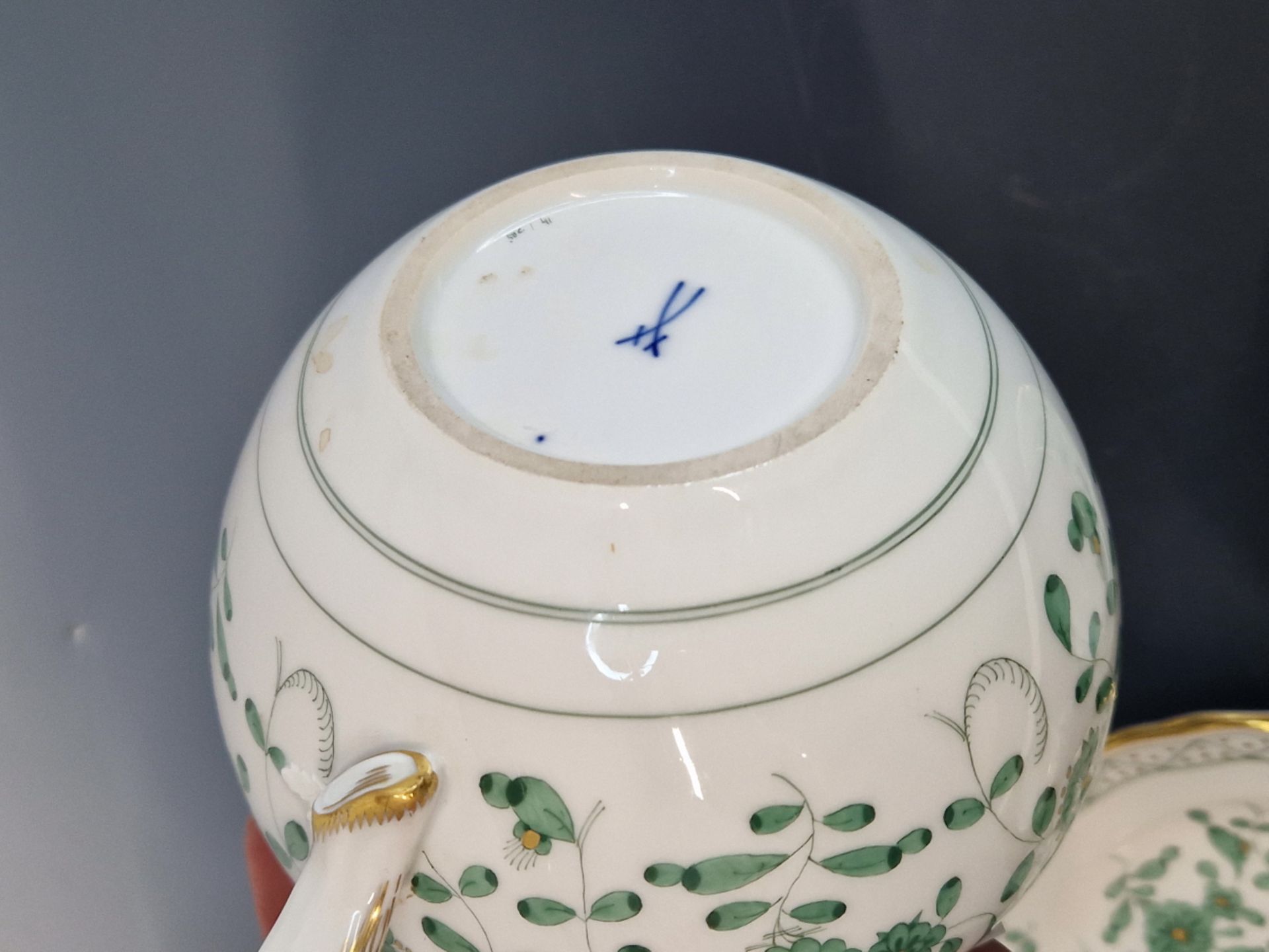 A MEISSEN GREEN ONION PATTERN TEA POT, TWO CUPS, SAUCERS AND TEA PLATES TOGTHER WITH AN IMARI - Image 7 of 7