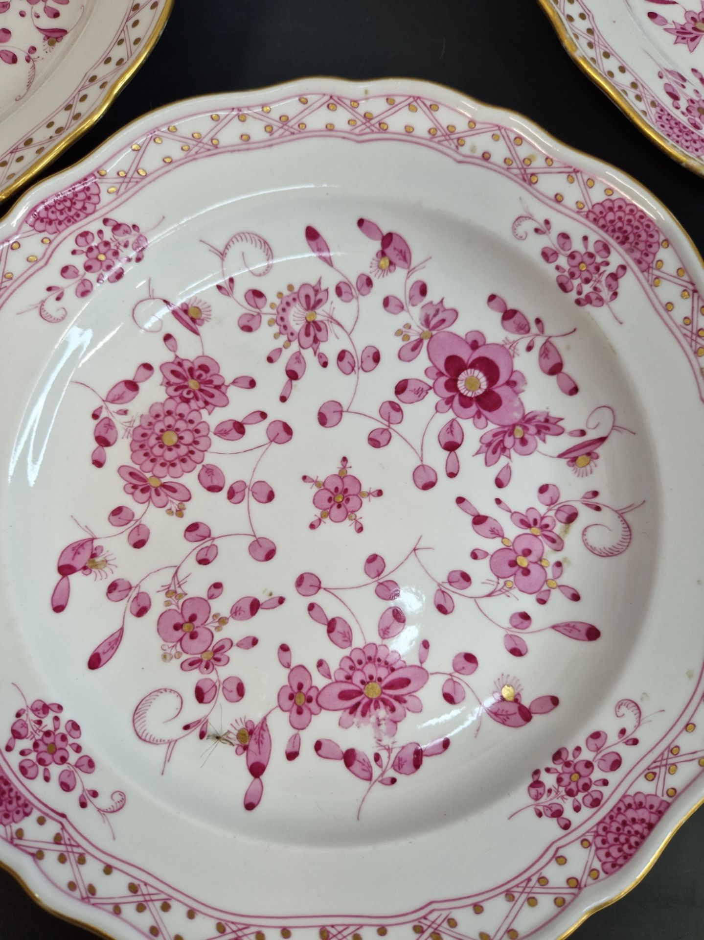 A SET OF FOUR MEISSEN PINK AND GILT FLOWERING ONION PATTERN PLATES. Dia. 21cms. - Image 4 of 5