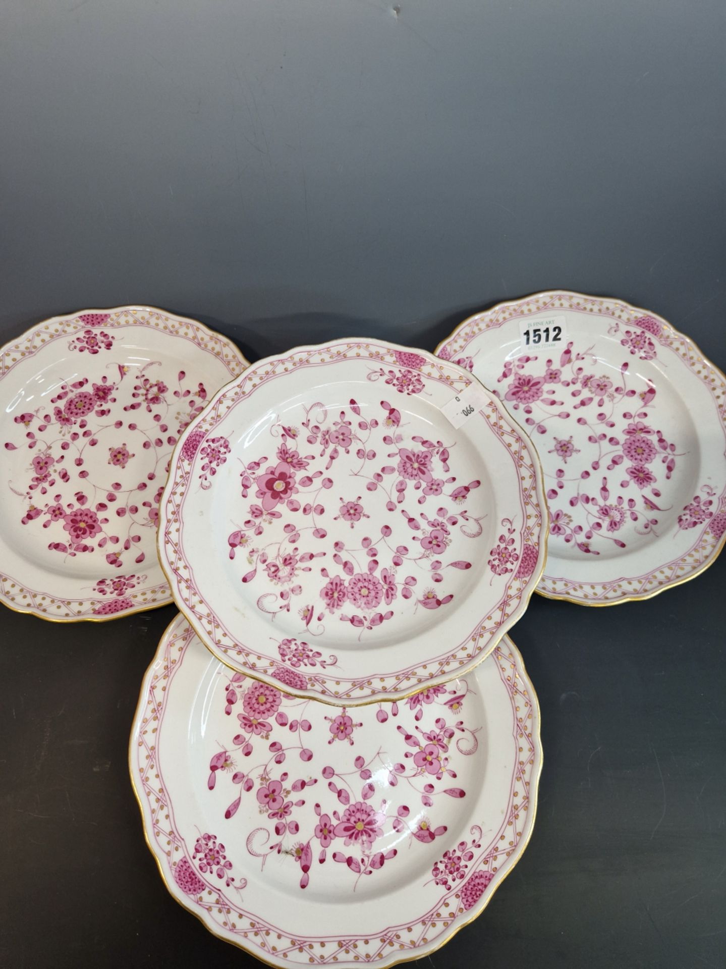 A SET OF FOUR MEISSEN PINK AND GILT FLOWERING ONION PATTERN PLATES. Dia. 21cms. - Image 2 of 5