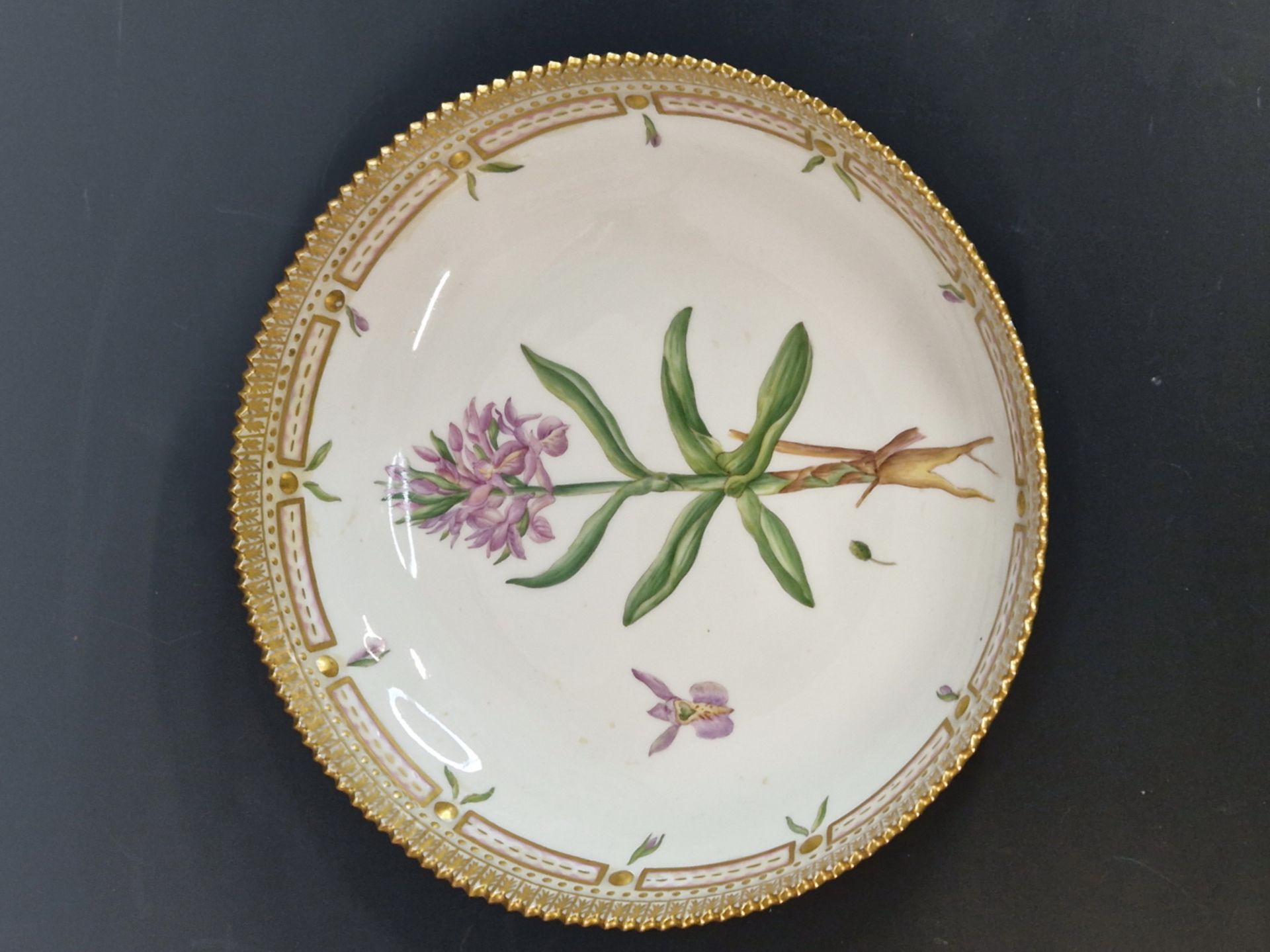 A ROYAL COPENHAGEN BOTANICAL SHALLOW BOWL PAINTED WITH AN ORCHID WITHIN THE GILT SERRATED RIM. - Image 2 of 7