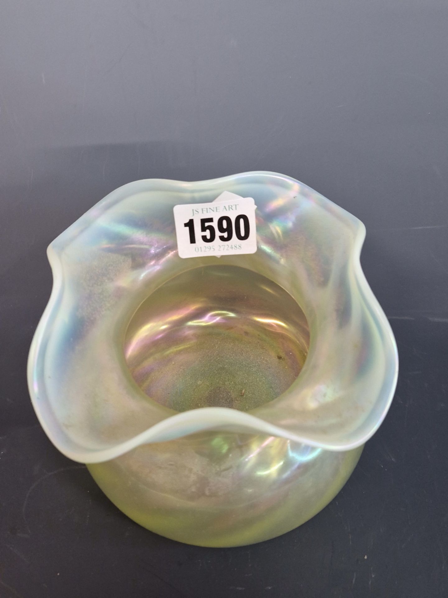 A VINTAGE IRIDESCENT GLASS VASE WITH SHAPED OPAQUE RIM. GROUND PONTIL TO BASE. 10.5 cm HIGH. - Image 2 of 3