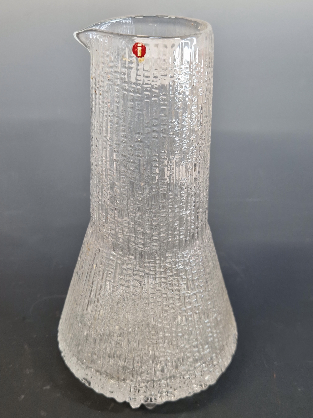 AN IITALA BARK TEXTURED CLEAR GLASS POURING VESSEL. H 23cms. - Image 4 of 5