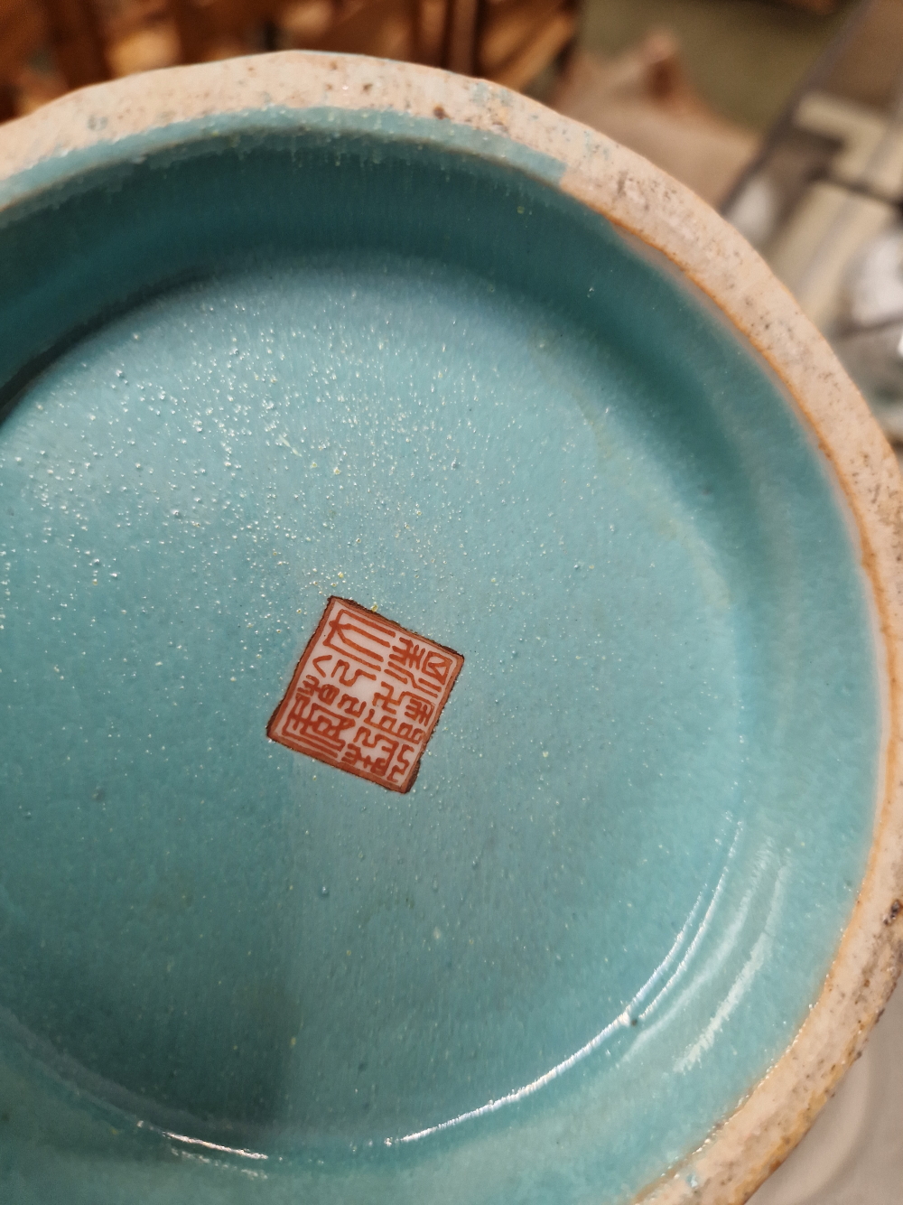 A CANTON OCTAGONAL BLUE GROUND BOWL, THE EXTERIOR PAINTED WITH PHOENIX ALTERNATING WITH LOTUS - Image 19 of 24