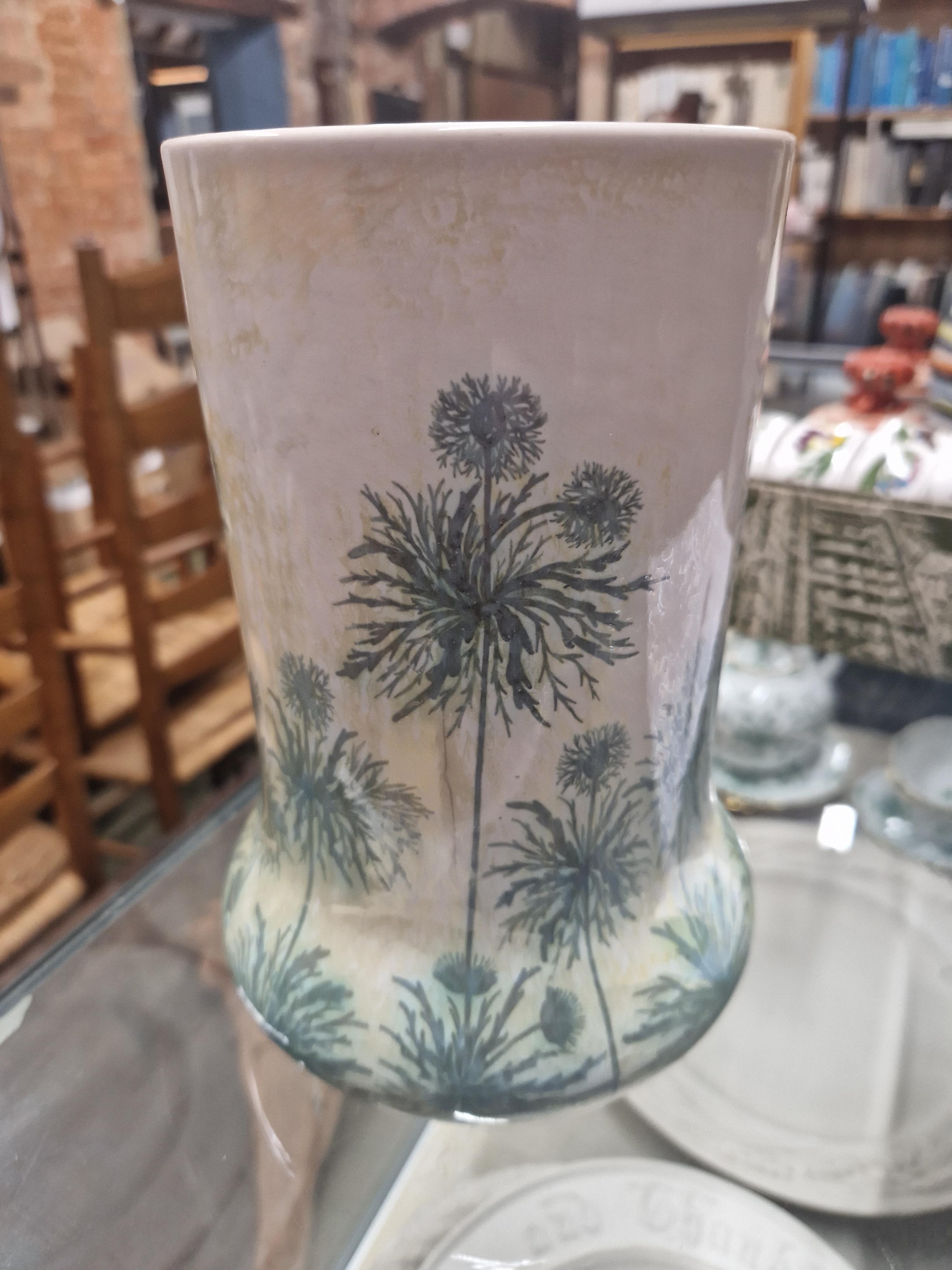 A RUSKIN YELLOW GROUND VASE DATED 1913 AND PAINTED WITH GREEN STEMS OF DAISY LIKE FLOWERS. H 21cms. - Image 8 of 22