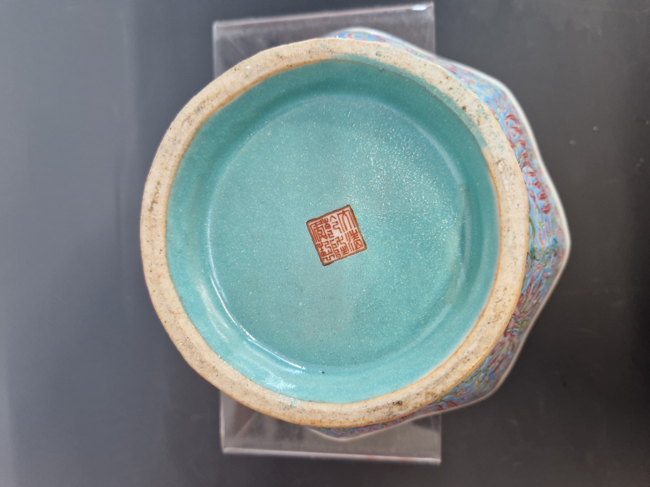 A CANTON OCTAGONAL BLUE GROUND BOWL, THE EXTERIOR PAINTED WITH PHOENIX ALTERNATING WITH LOTUS - Image 5 of 24