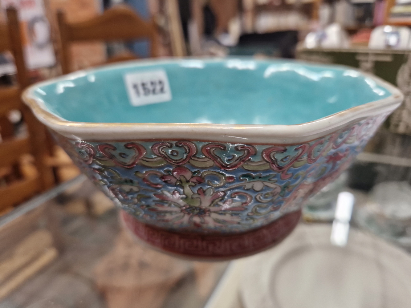 A CANTON OCTAGONAL BLUE GROUND BOWL, THE EXTERIOR PAINTED WITH PHOENIX ALTERNATING WITH LOTUS - Image 9 of 24