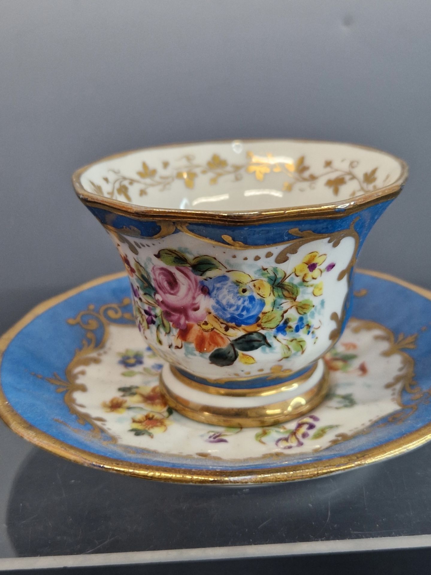 A PARIS PORCELAIN SEVRES STYLE BLUE GROUND FLOWER PAINTED TEA POT, COVER, CUP AND SAUCER - Image 9 of 12