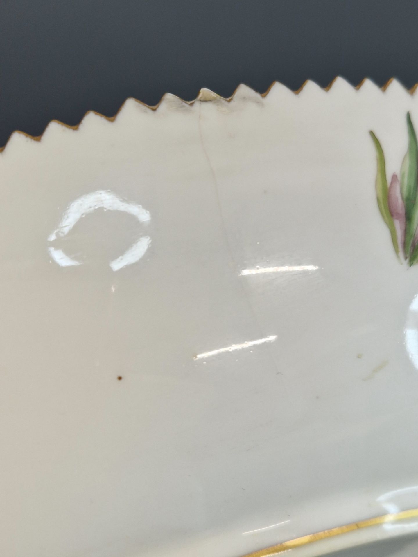 A ROYAL COPENHAGEN BOTANICAL SHALLOW BOWL PAINTED WITH AN ORCHID WITHIN THE GILT SERRATED RIM. - Image 7 of 7
