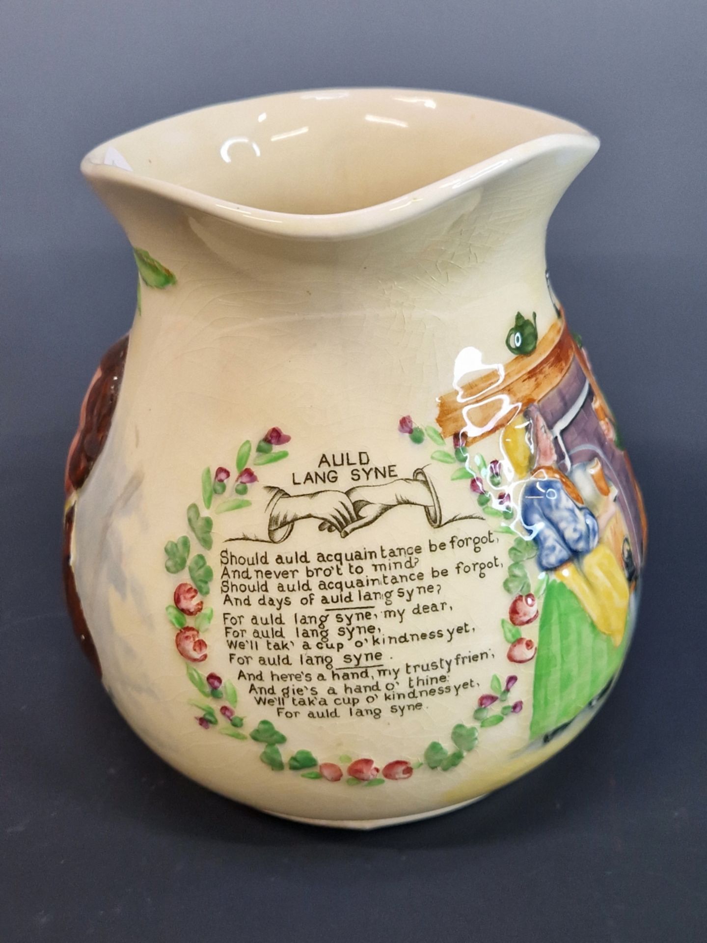 A CROWN DEVON -FIELDINGS AULD LANG SYNE POTTERY JUG WITH MUSICAL MOVEMENT TO THE BASE., 17.5 cm - Image 4 of 5