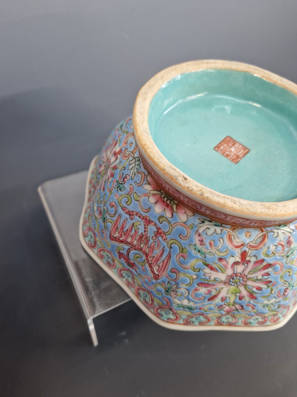 A CANTON OCTAGONAL BLUE GROUND BOWL, THE EXTERIOR PAINTED WITH PHOENIX ALTERNATING WITH LOTUS - Image 7 of 24