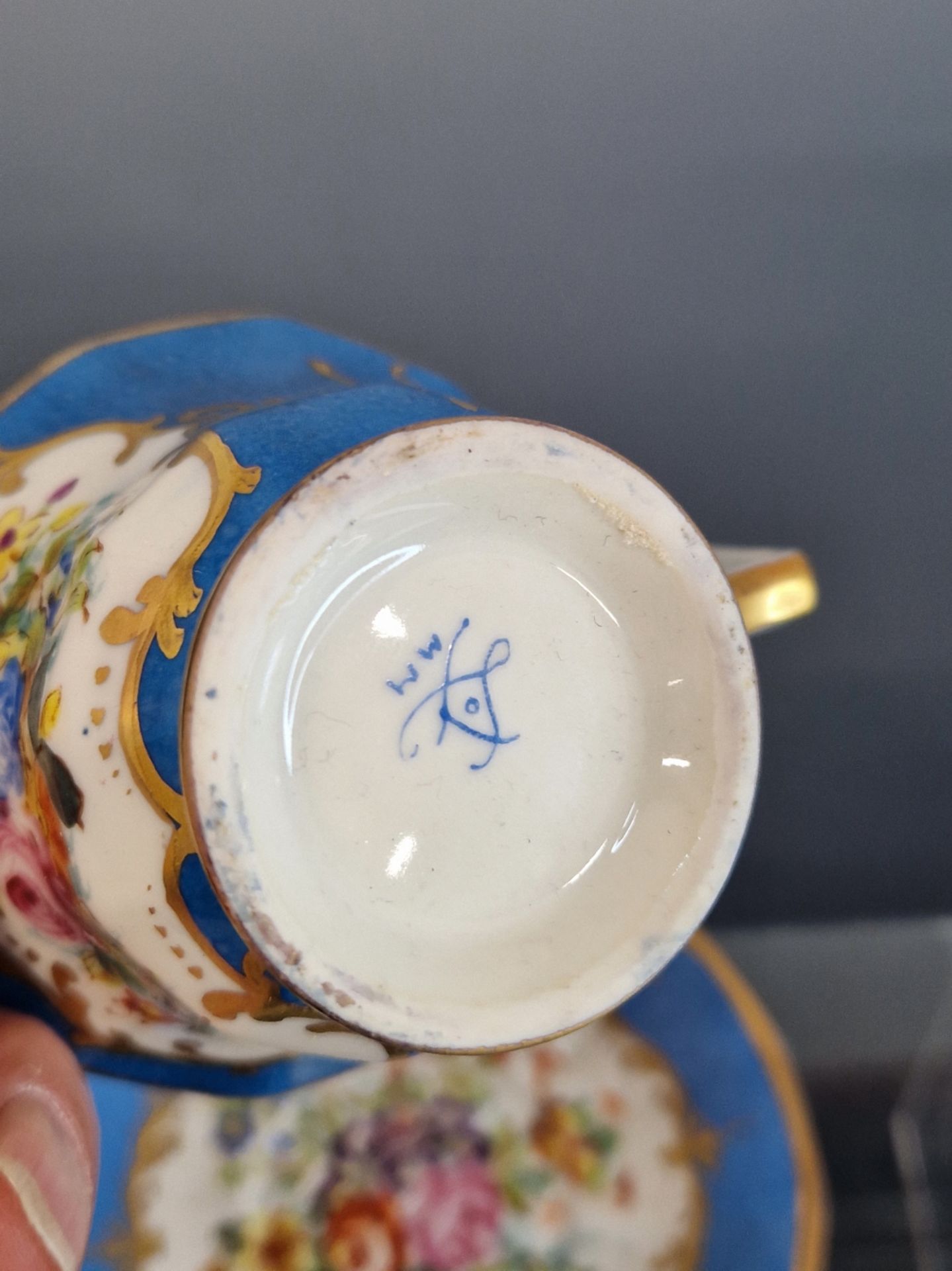 A PARIS PORCELAIN SEVRES STYLE BLUE GROUND FLOWER PAINTED TEA POT, COVER, CUP AND SAUCER - Image 10 of 12