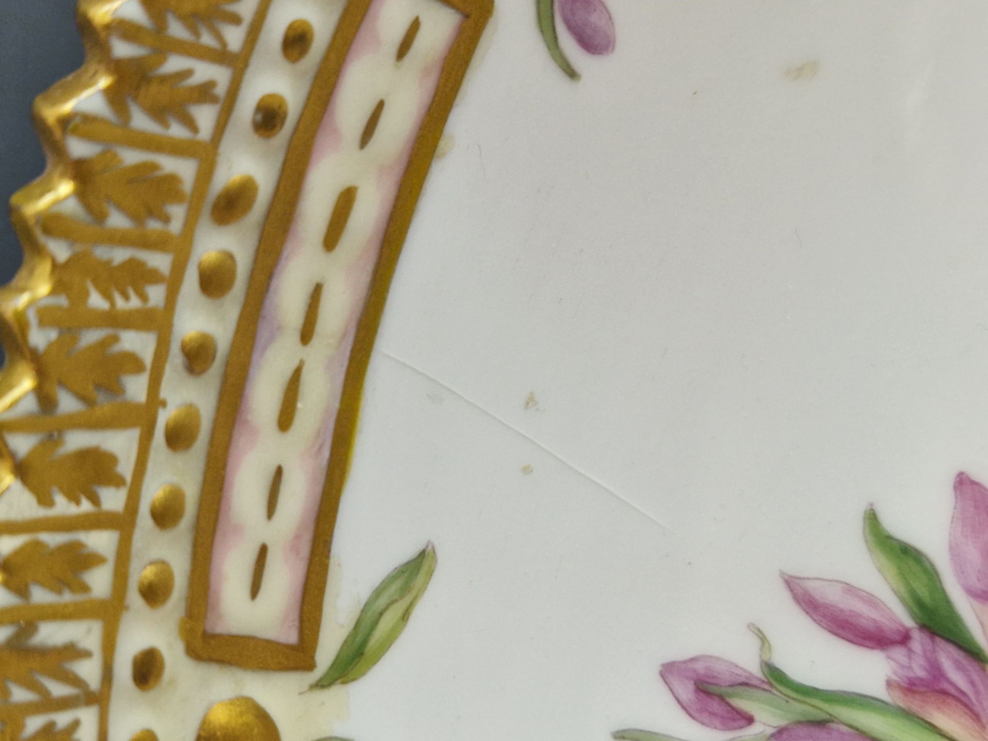 A ROYAL COPENHAGEN BOTANICAL SHALLOW BOWL PAINTED WITH AN ORCHID WITHIN THE GILT SERRATED RIM. - Image 5 of 7