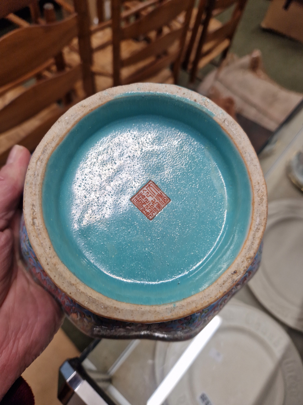 A CANTON OCTAGONAL BLUE GROUND BOWL, THE EXTERIOR PAINTED WITH PHOENIX ALTERNATING WITH LOTUS - Image 14 of 24