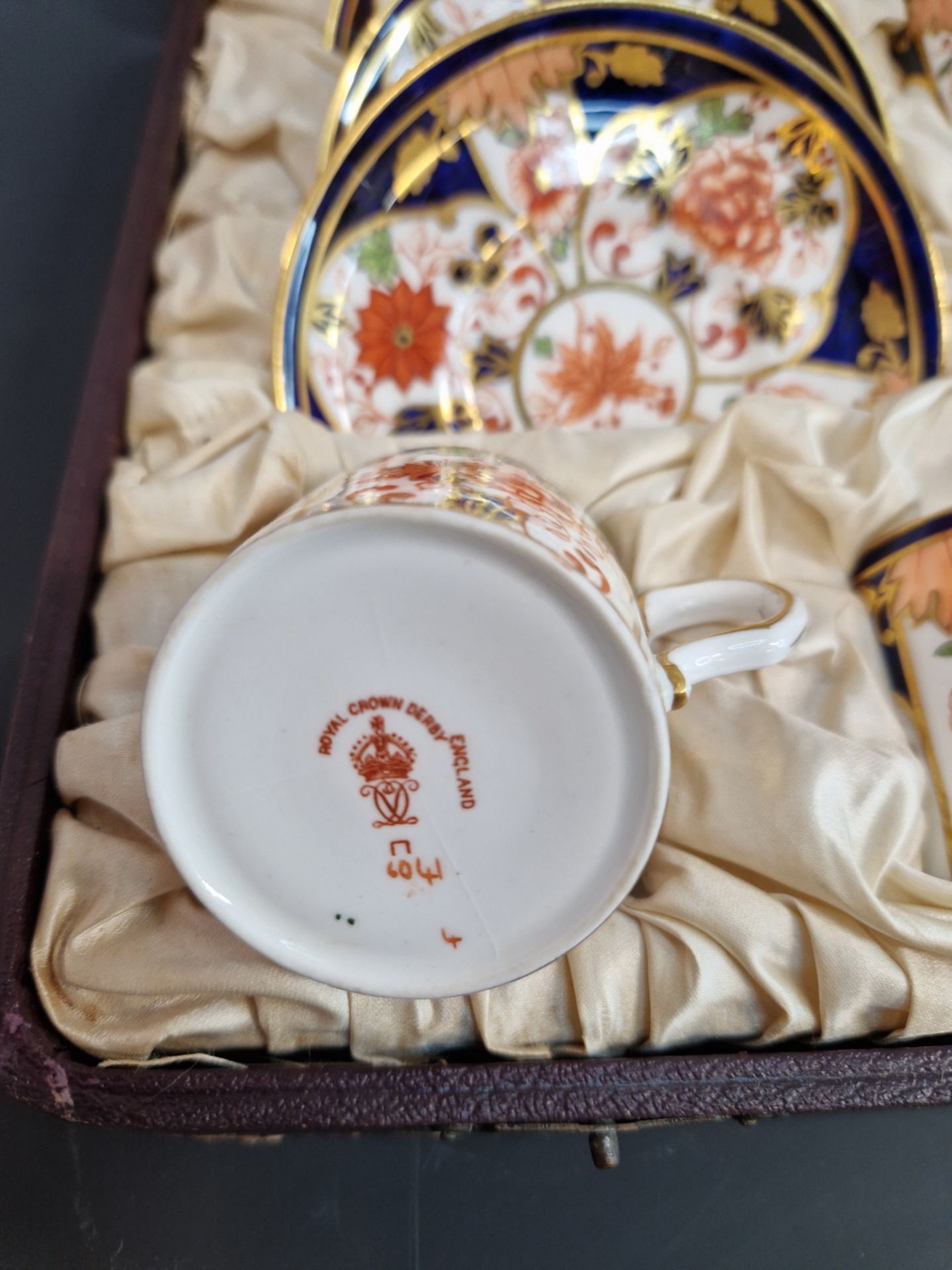 A CASED SET OF SIX CROWN DERBY 6041 IMARI PALETTE COFFEE CANS AND SAUCERS - Image 3 of 6