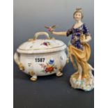 DERBY. AN EARLY 19TH CENTURY FIGURINE OF A LADY IN GILDED BLUE DRESS, HER ARM OUTSTRETCHED HOLDING A