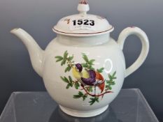 AN 18th C. LOWESTOFT TEA POT AND COVER PAINTED ON EACH SIDE WITH AN EXOTIC BIRD TAKING BERRIES
