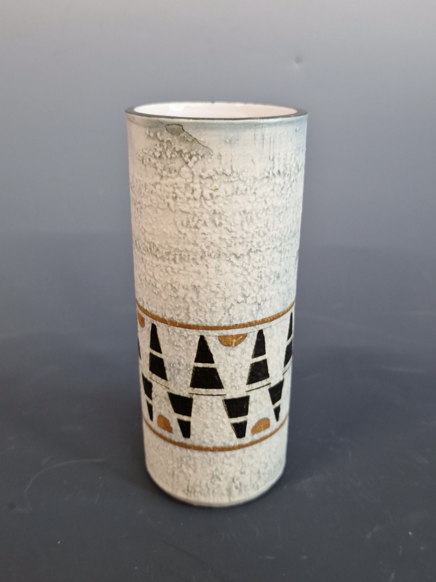 TROIKA CORNWALL. A CYLINDER VASE DECORATED BY LINDA HAZEL. 14 cm. HIGH.