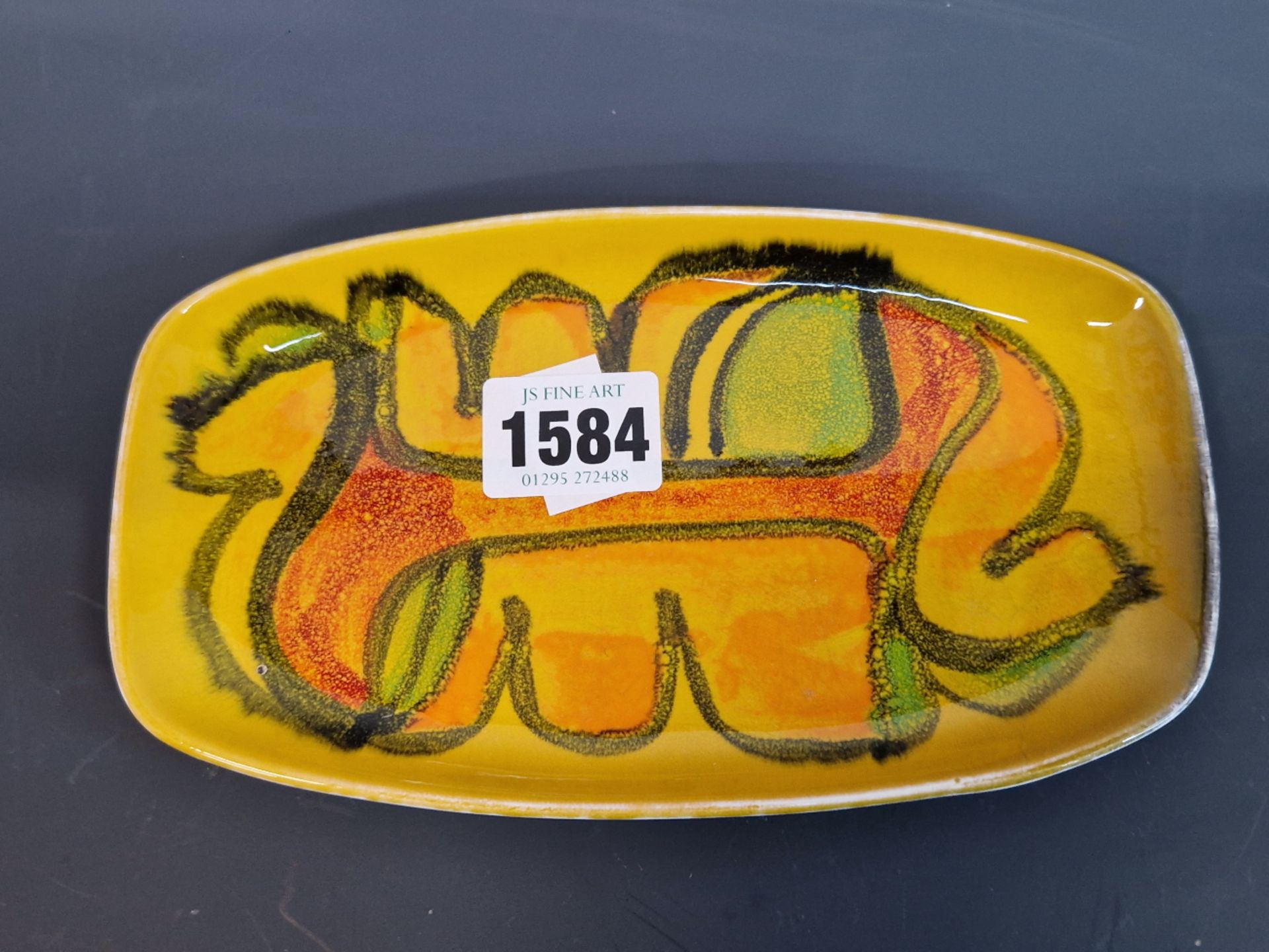 POOLE POTTERY. A 1970S SHAPED RECTANGULAR DISH 18 cm TOGETHER WITH A SIMILAR SMALL VASE. 9 cm HIGH. - Image 2 of 5