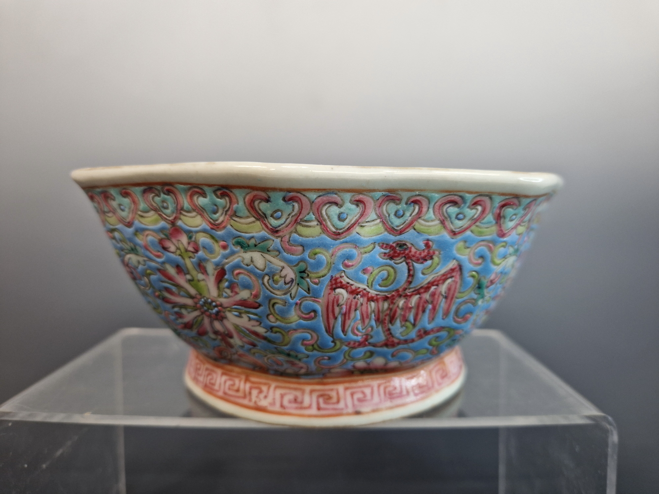 A CANTON OCTAGONAL BLUE GROUND BOWL, THE EXTERIOR PAINTED WITH PHOENIX ALTERNATING WITH LOTUS - Image 3 of 24