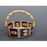 A DAVENPORT IMARI PALETTE SWEETMEAT BASKET. Dia. 7.5cms.