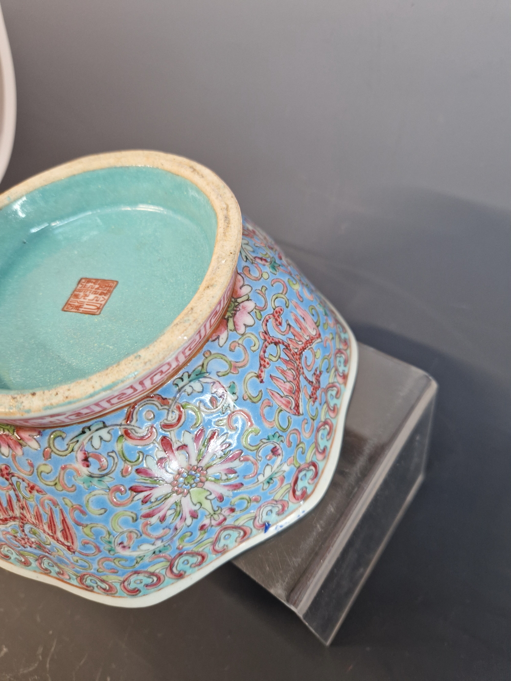 A CANTON OCTAGONAL BLUE GROUND BOWL, THE EXTERIOR PAINTED WITH PHOENIX ALTERNATING WITH LOTUS - Image 8 of 24