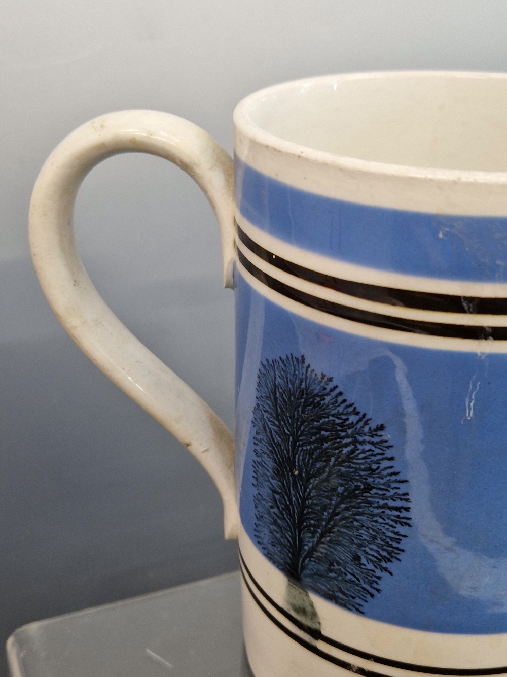 ATTRIBUTED TO ALCOCKS, A BLUE POTTERY SNUFF TAKER TOBY JUG TOGETHER WITH A MOCHA WARE QUART MUG - Image 3 of 11