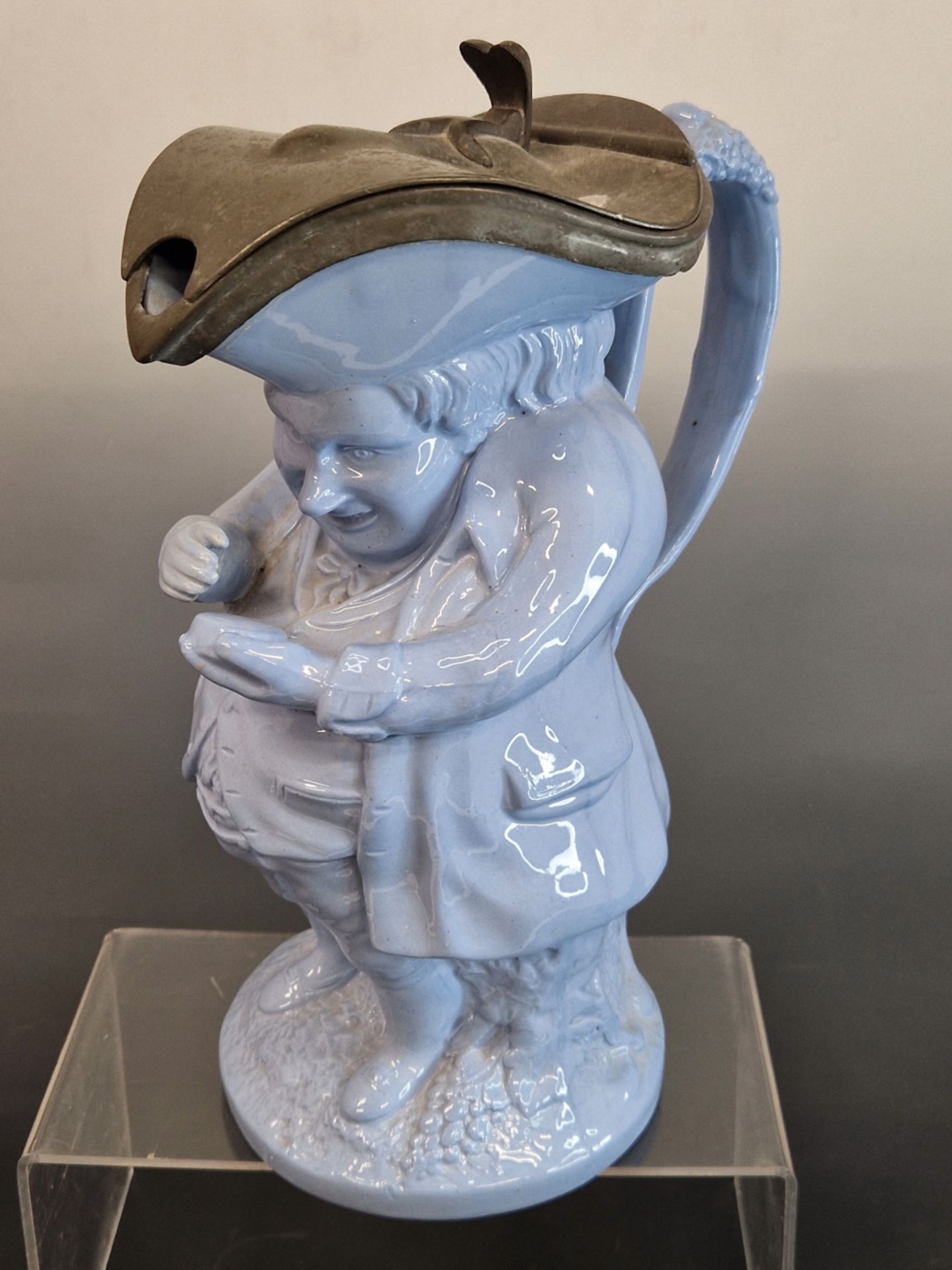 ATTRIBUTED TO ALCOCKS, A BLUE POTTERY SNUFF TAKER TOBY JUG TOGETHER WITH A MOCHA WARE QUART MUG - Image 6 of 11
