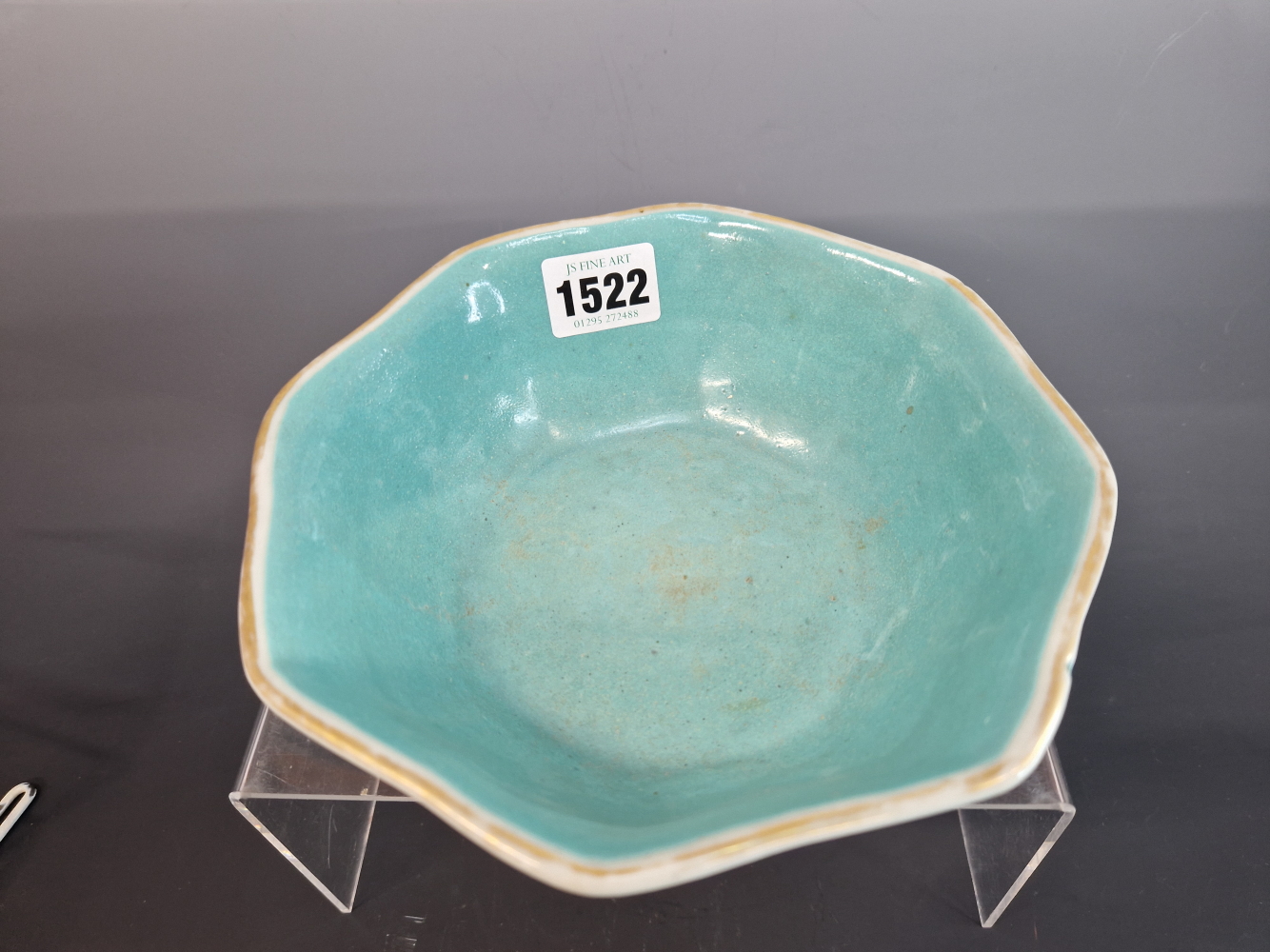 A CANTON OCTAGONAL BLUE GROUND BOWL, THE EXTERIOR PAINTED WITH PHOENIX ALTERNATING WITH LOTUS - Image 2 of 24