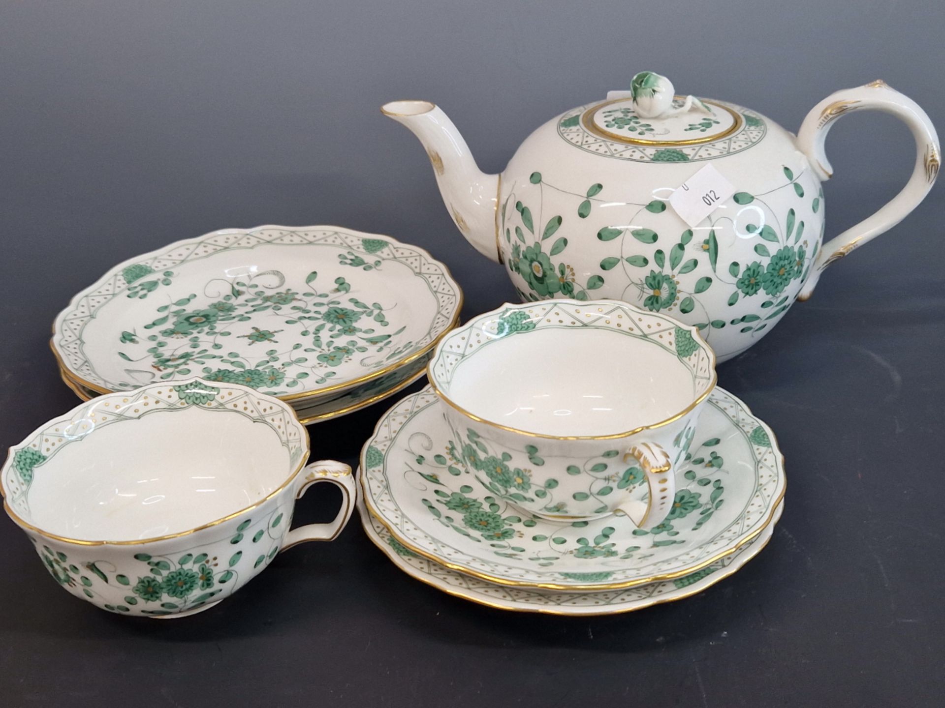 A MEISSEN GREEN ONION PATTERN TEA POT, TWO CUPS, SAUCERS AND TEA PLATES TOGTHER WITH AN IMARI - Image 4 of 7