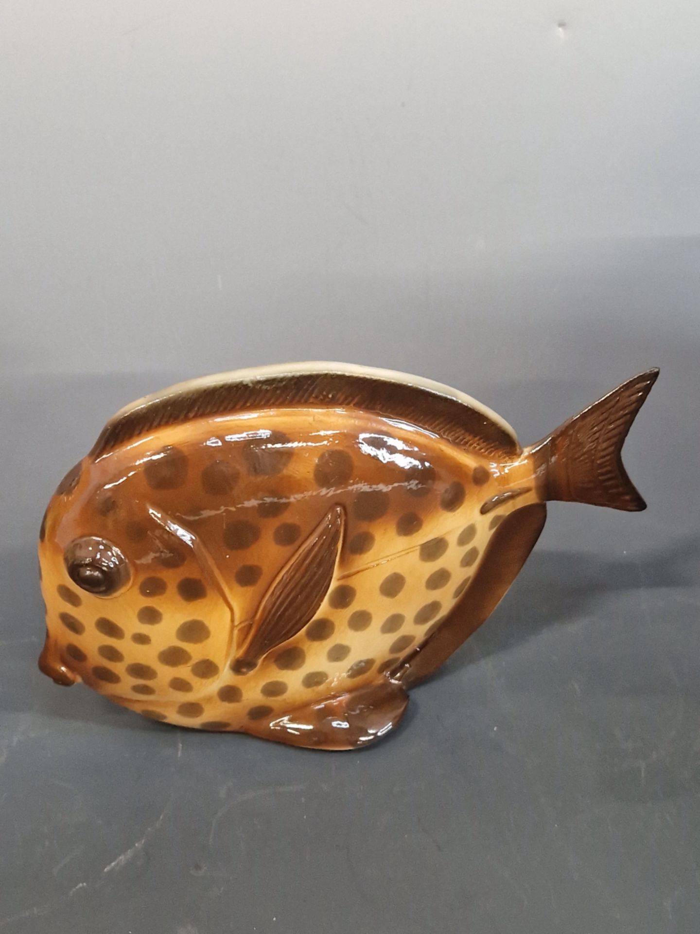 A PAIR OF LOMONOSOV PORCELAIN FISH TOGETHER WITH TWO OTHERS. W 22cms. - Image 7 of 8