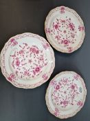 A SET OF FOUR MEISSEN PINK AND GILT FLOWERING ONION PATTERN PLATES. Dia. 21cms.