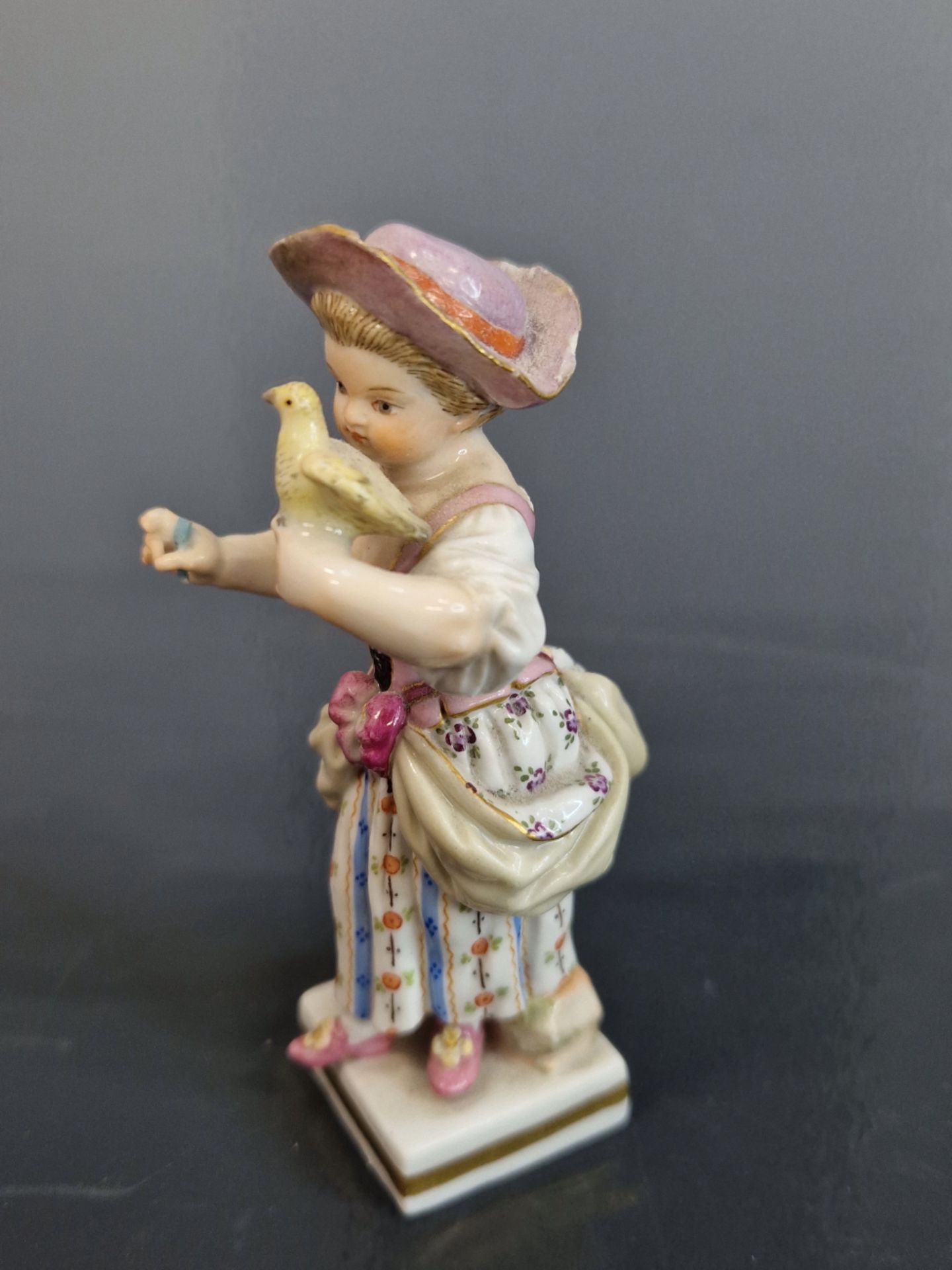 MEISSEN- A SMALL ANTIQUE FUGURINE OF GIRL HOLDING A BIRD. 10 cm HIGH. - Image 2 of 5