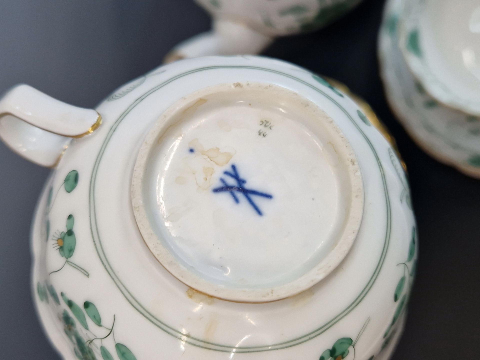 A MEISSEN GREEN ONION PATTERN TEA POT, TWO CUPS, SAUCERS AND TEA PLATES TOGTHER WITH AN IMARI - Image 6 of 7